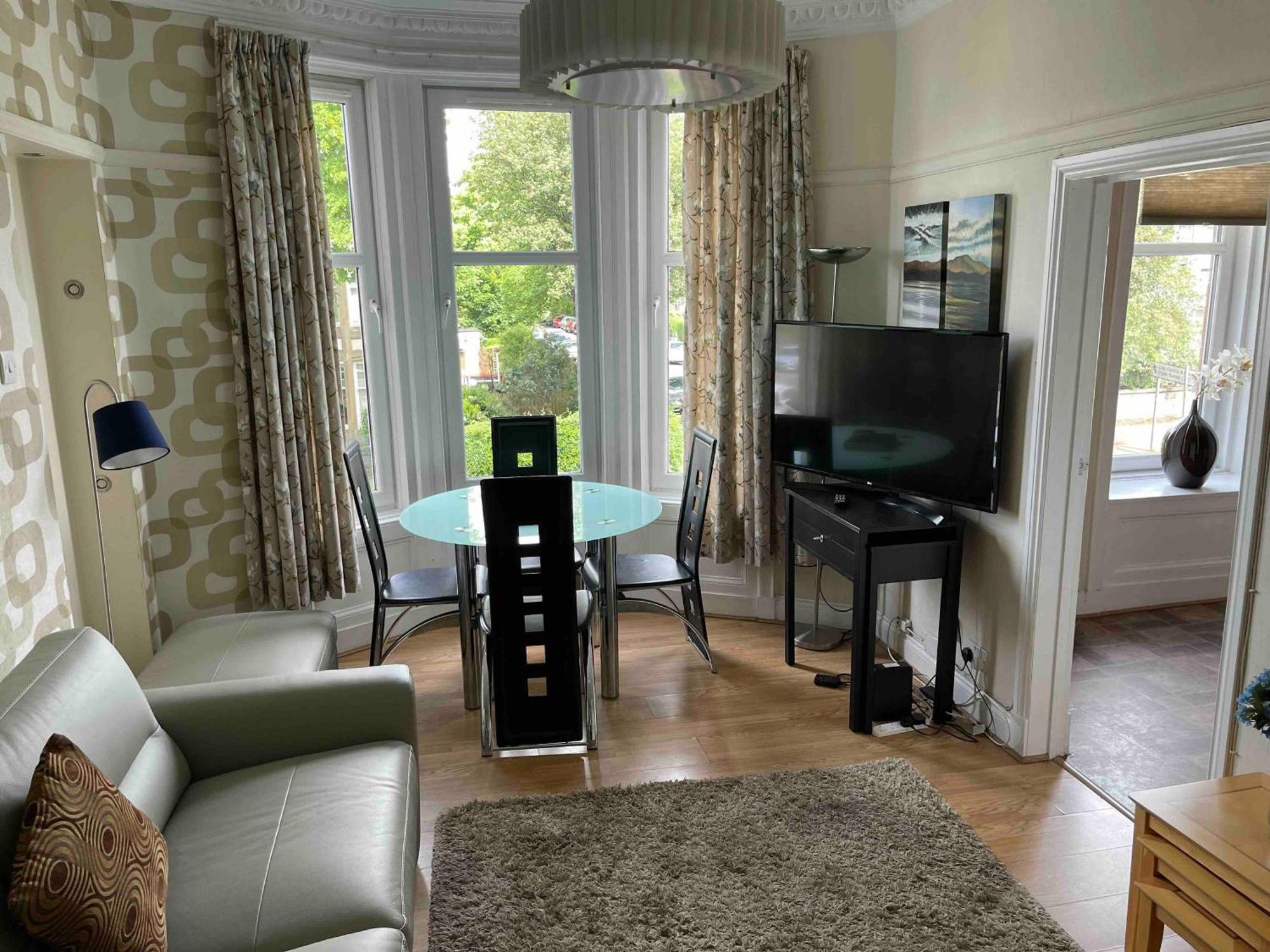 Scotstoun 1 Bed Flat Apartment *