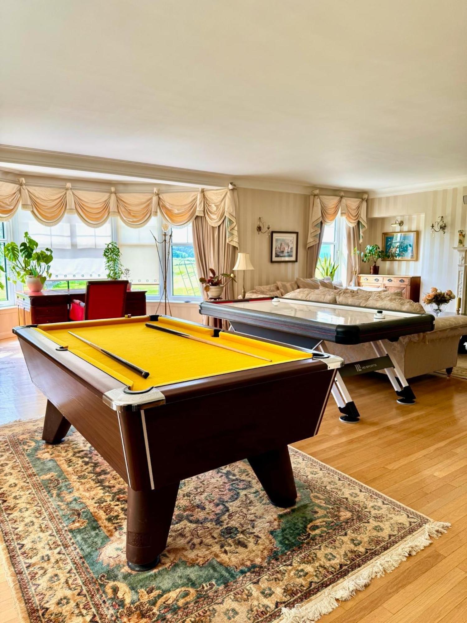 Finn Village Loch Lomond - The Black With Private Jacuzzi-style Bath Homestay *