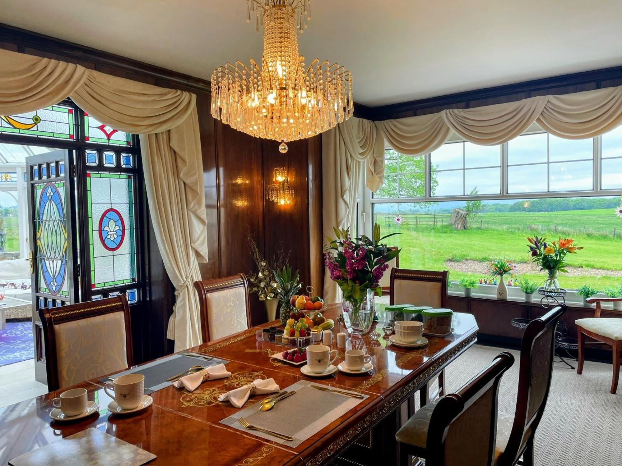 Finn Village Loch Lomond - The Black With Private Jacuzzi-style Bath Homestay *
