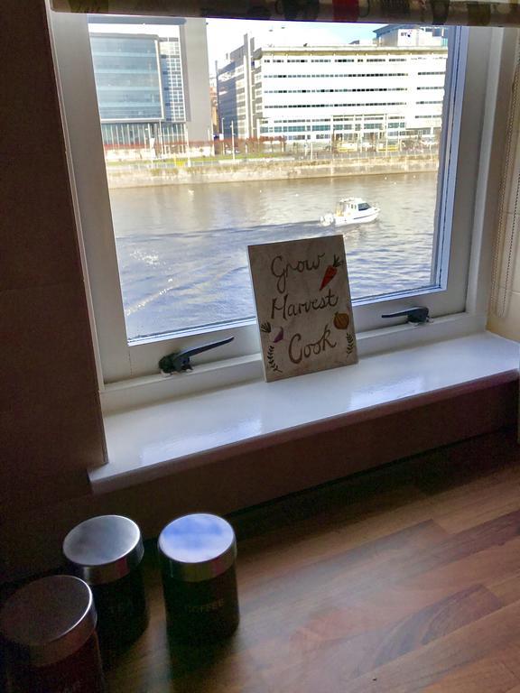City Centre Flat With River Views And Parking Apartment *