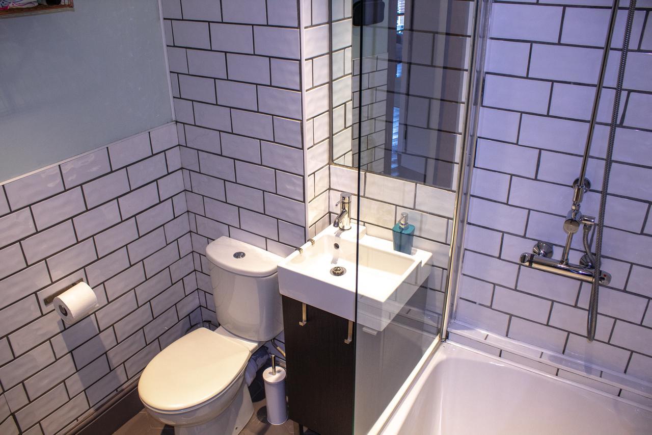 Anchored - Unique In Glasgow's West End Apartment