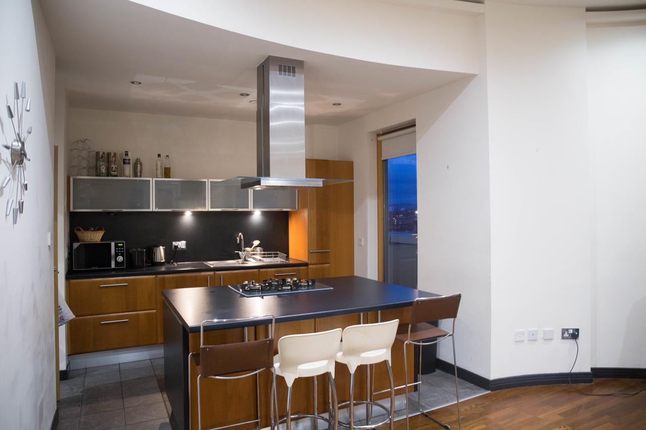 City Centre Penthouse With Parking - 3 Bedrooms, 3 Bathrooms, 1 Living Room/kitchen - Huge Terrace Apartment *