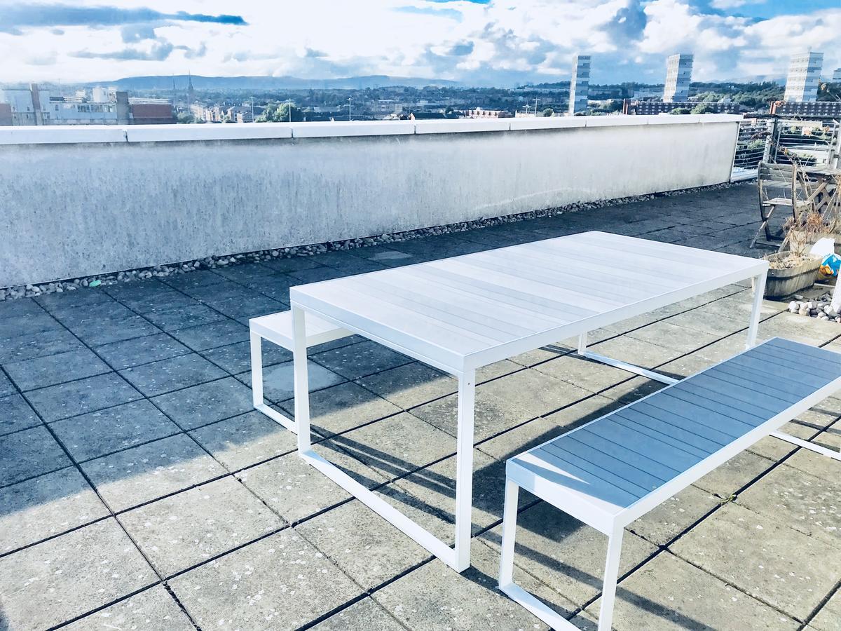 City Centre Penthouse With Parking - 3 Bedrooms, 3 Bathrooms, 1 Living Room/kitchen - Huge Terrace Apartment *