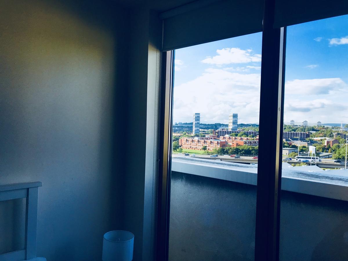 City Centre Penthouse With Parking - 3 Bedrooms, 3 Bathrooms, 1 Living Room/kitchen - Huge Terrace * Glasgow