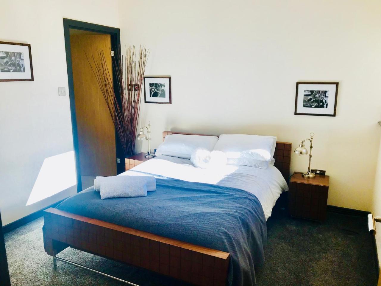 Apartment City Centre Penthouse With Parking - 3 Bedrooms, 3 Bathrooms, 1 Living Room/kitchen - Huge Terrace *