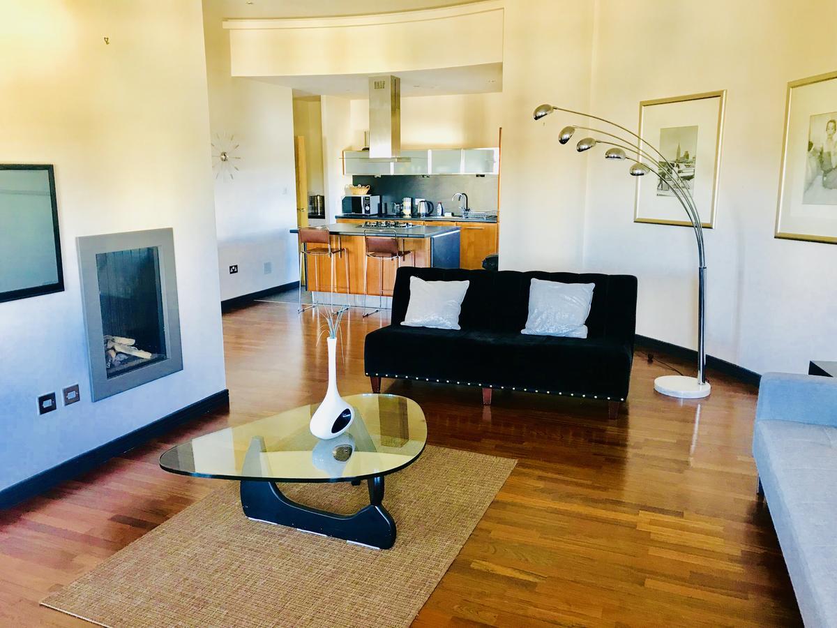 City Centre Penthouse With Parking - 3 Bedrooms, 3 Bathrooms, 1 Living Room/kitchen - Huge Terrace Glasgow