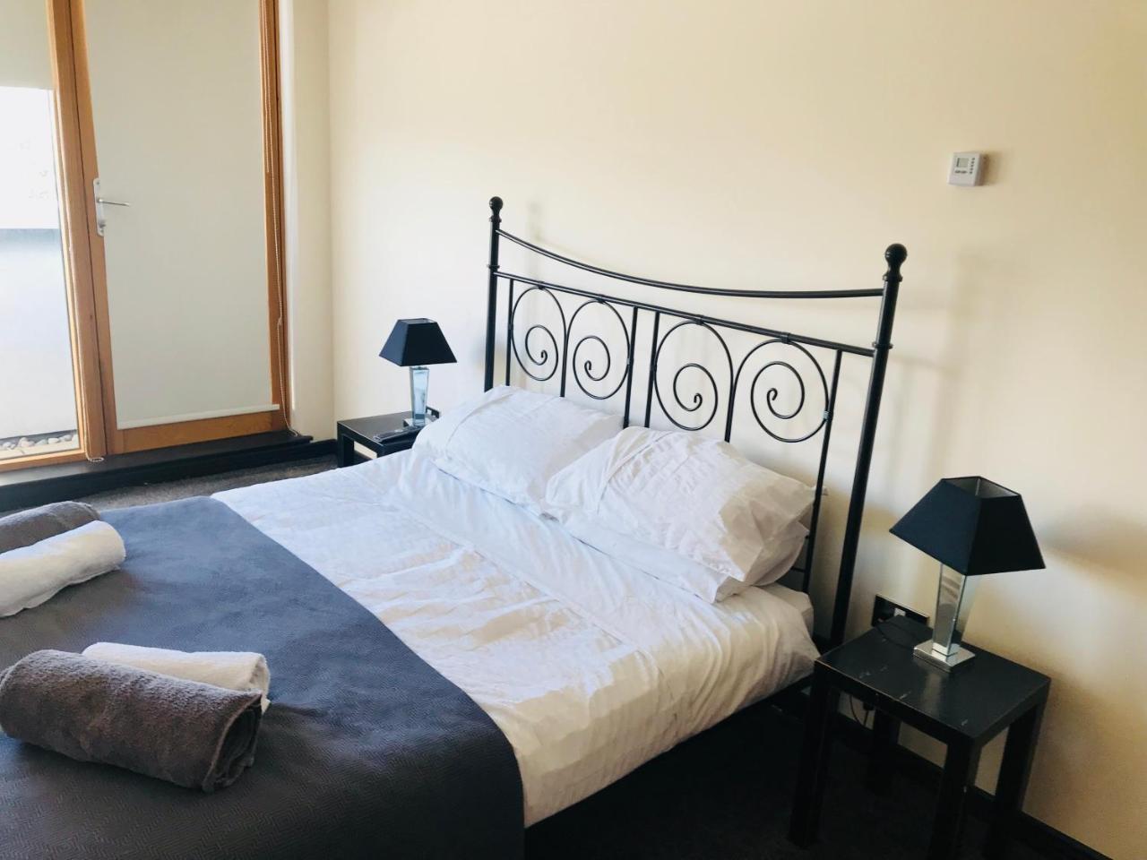 City Centre Penthouse With Parking - 3 Bedrooms, 3 Bathrooms, 1 Living Room/kitchen - Huge Terrace Glasgow