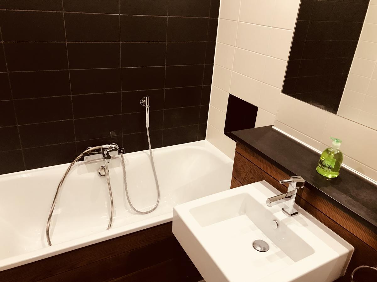 City Centre Penthouse With Parking - 3 Bedrooms, 3 Bathrooms, 1 Living Room/kitchen - Huge Terrace Glasgow