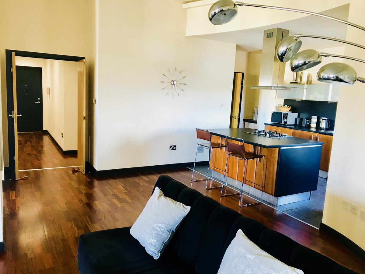 City Centre Penthouse With Parking - 3 Bedrooms, 3 Bathrooms, 1 Living Room/kitchen - Huge Terrace