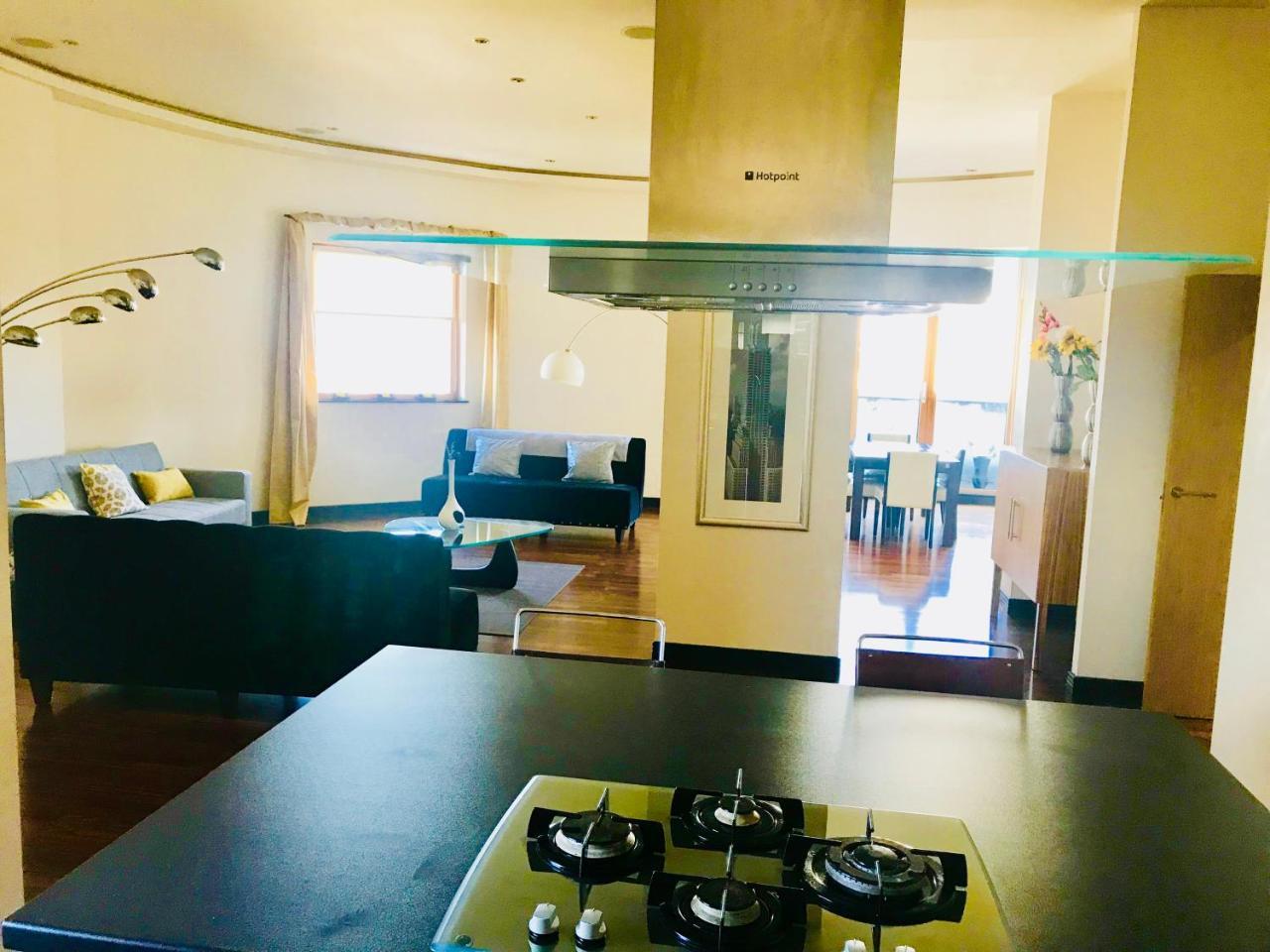City Centre Penthouse With Parking - 3 Bedrooms, 3 Bathrooms, 1 Living Room/kitchen - Huge Terrace Apartment Glasgow