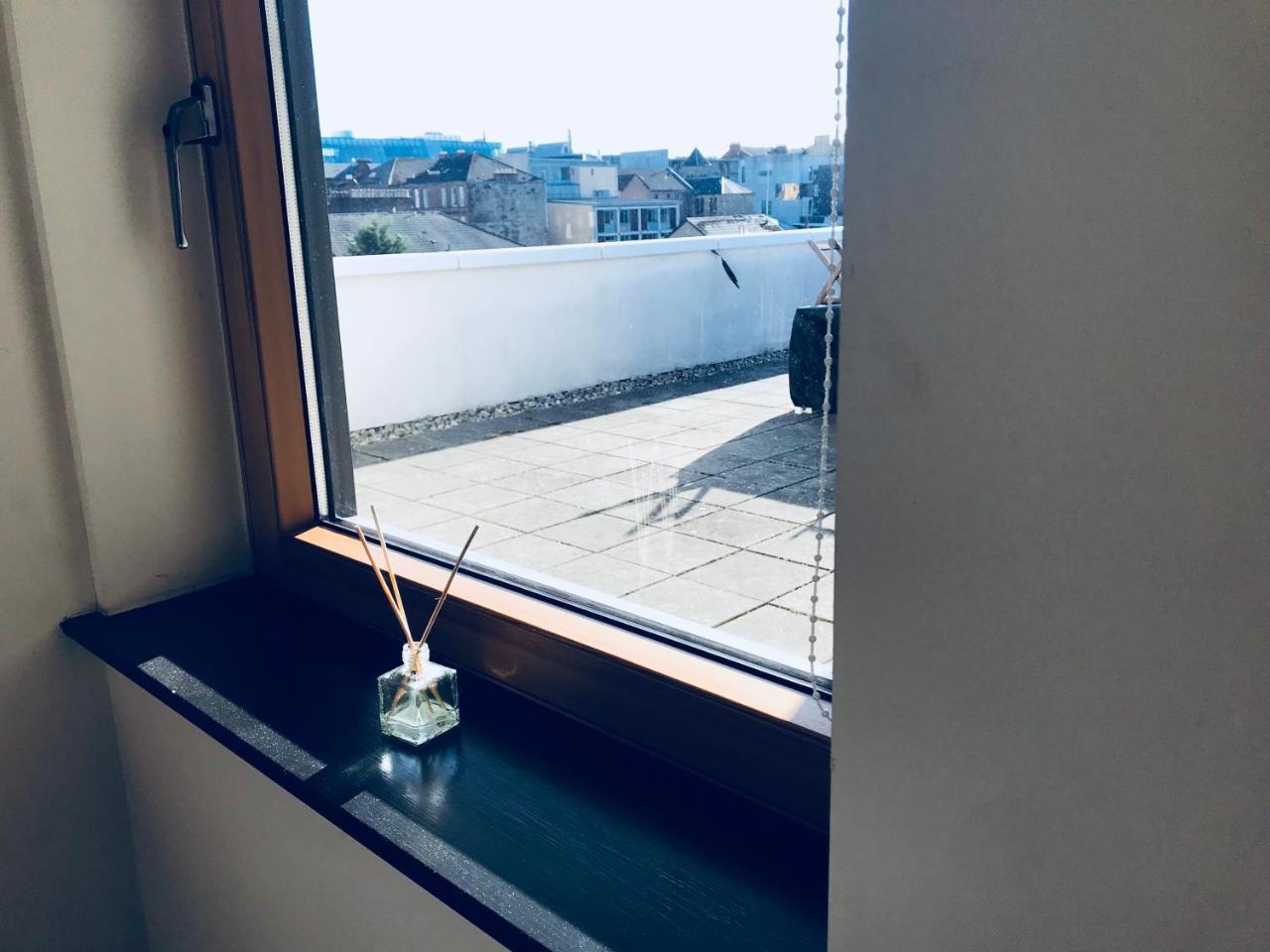 Apartment City Centre Penthouse With Parking - 3 Bedrooms, 3 Bathrooms, 1 Living Room/kitchen - Huge Terrace Glasgow
