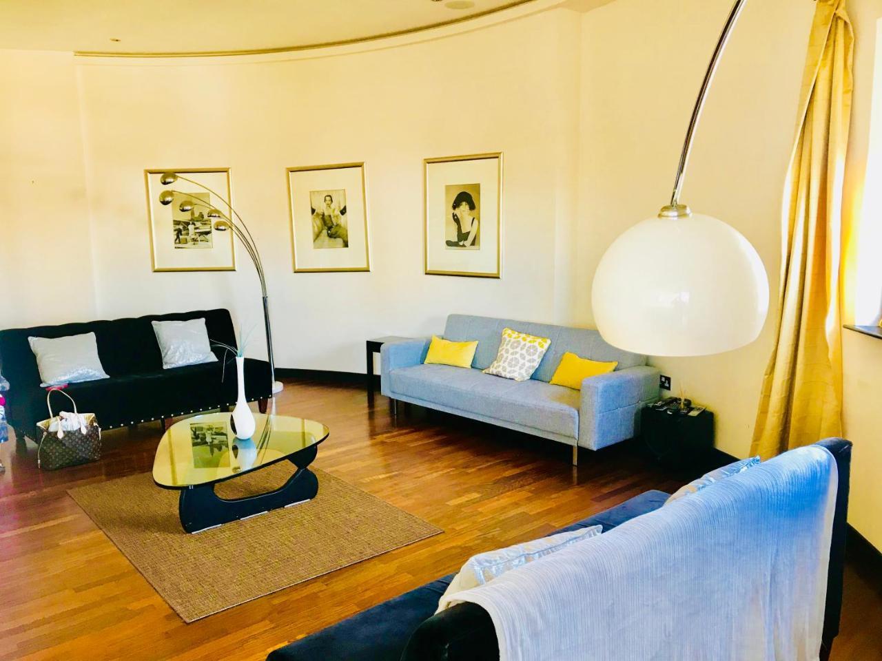 City Centre Penthouse With Parking - 3 Bedrooms, 3 Bathrooms, 1 Living Room/kitchen - Huge Terrace *