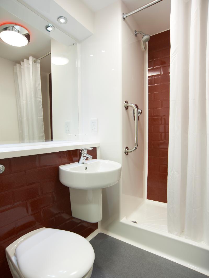 Travelodge Queen Street Hotel 3*