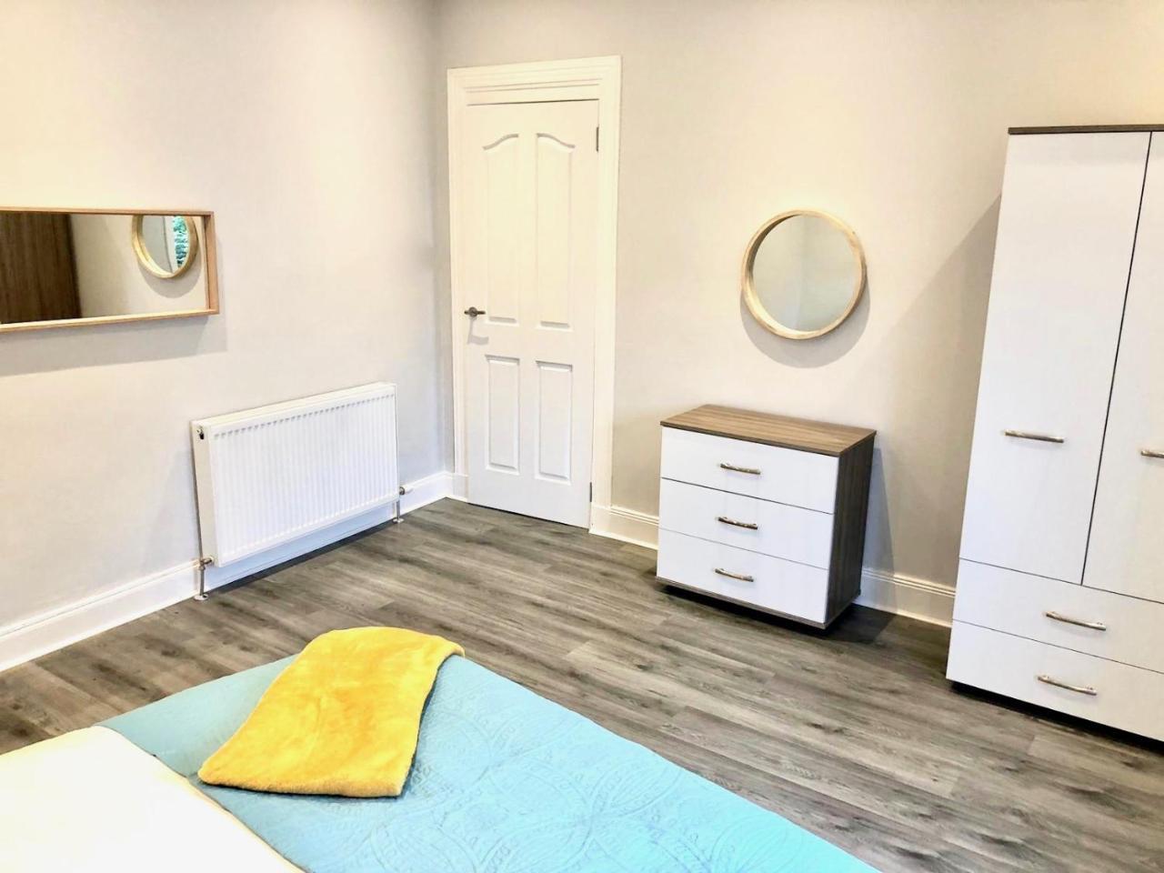 Byevo Almar - Close To And Airport - Perfect For Contractors Or Large Groups Glasgow