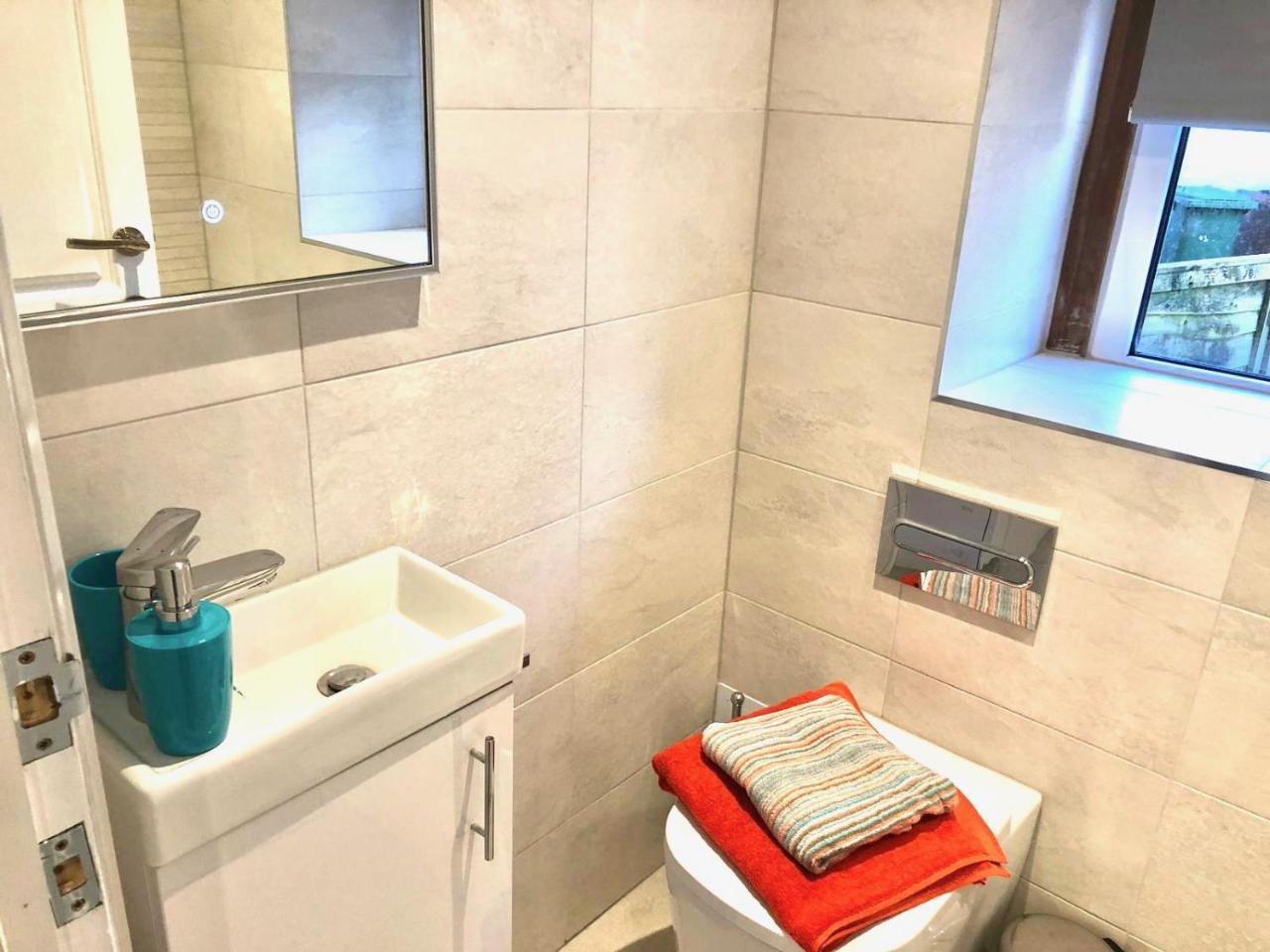 Byevo Almar - Close To And Airport - Perfect For Contractors Or Large Groups Holiday home Glasgow