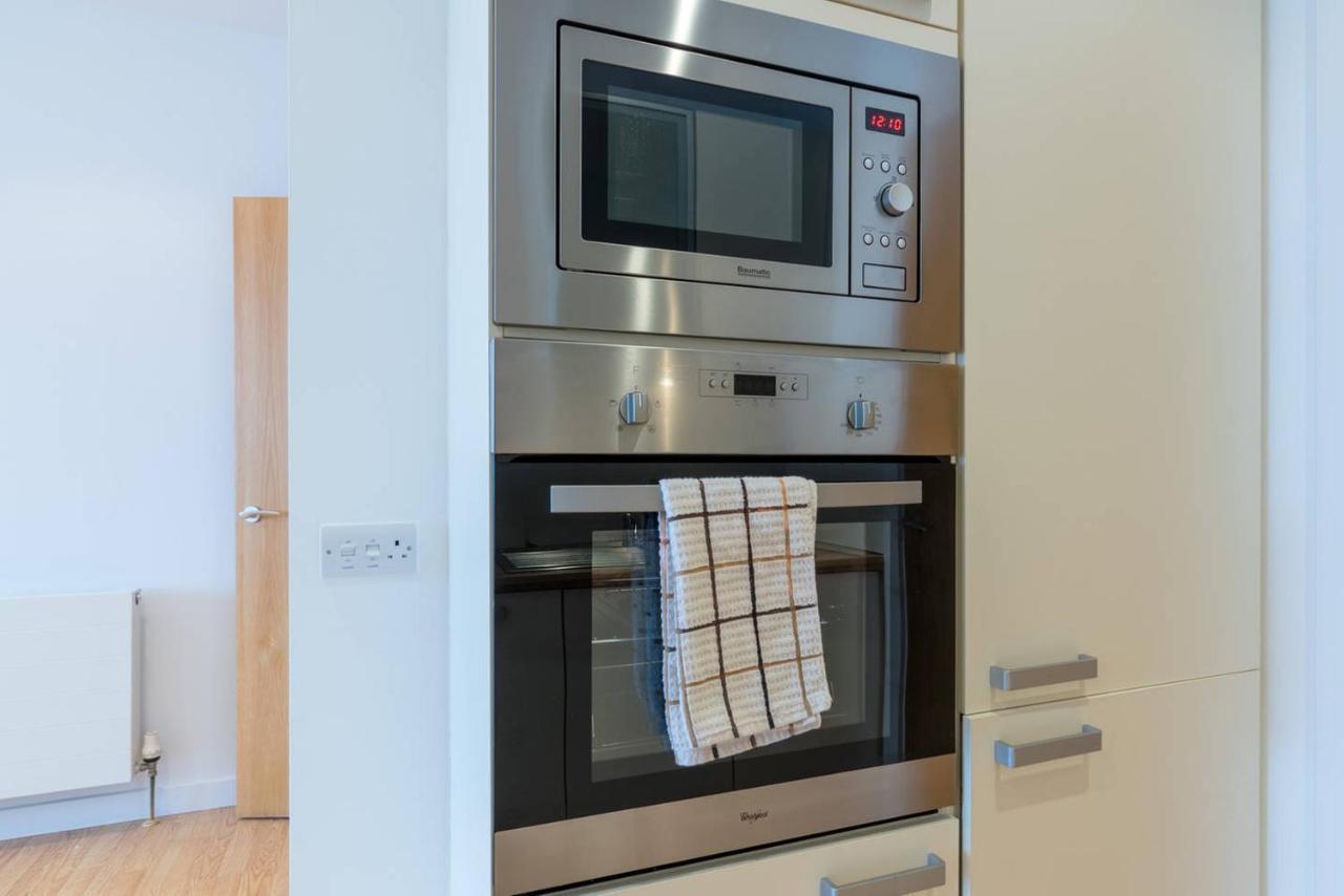 2 Bedroom Luxury In West End Apartment *