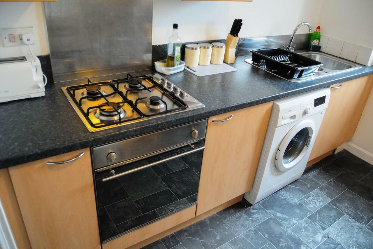 2 Bedroom Dennistoun Apartment With A Balcony * Glasgow