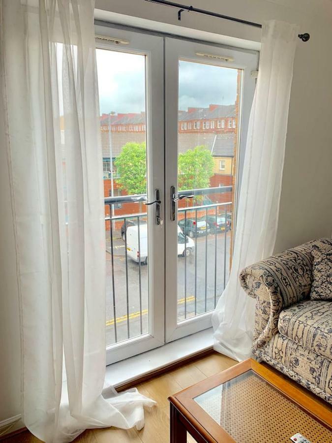 Apartment 2 Bedroom Dennistoun Apartment With A Balcony