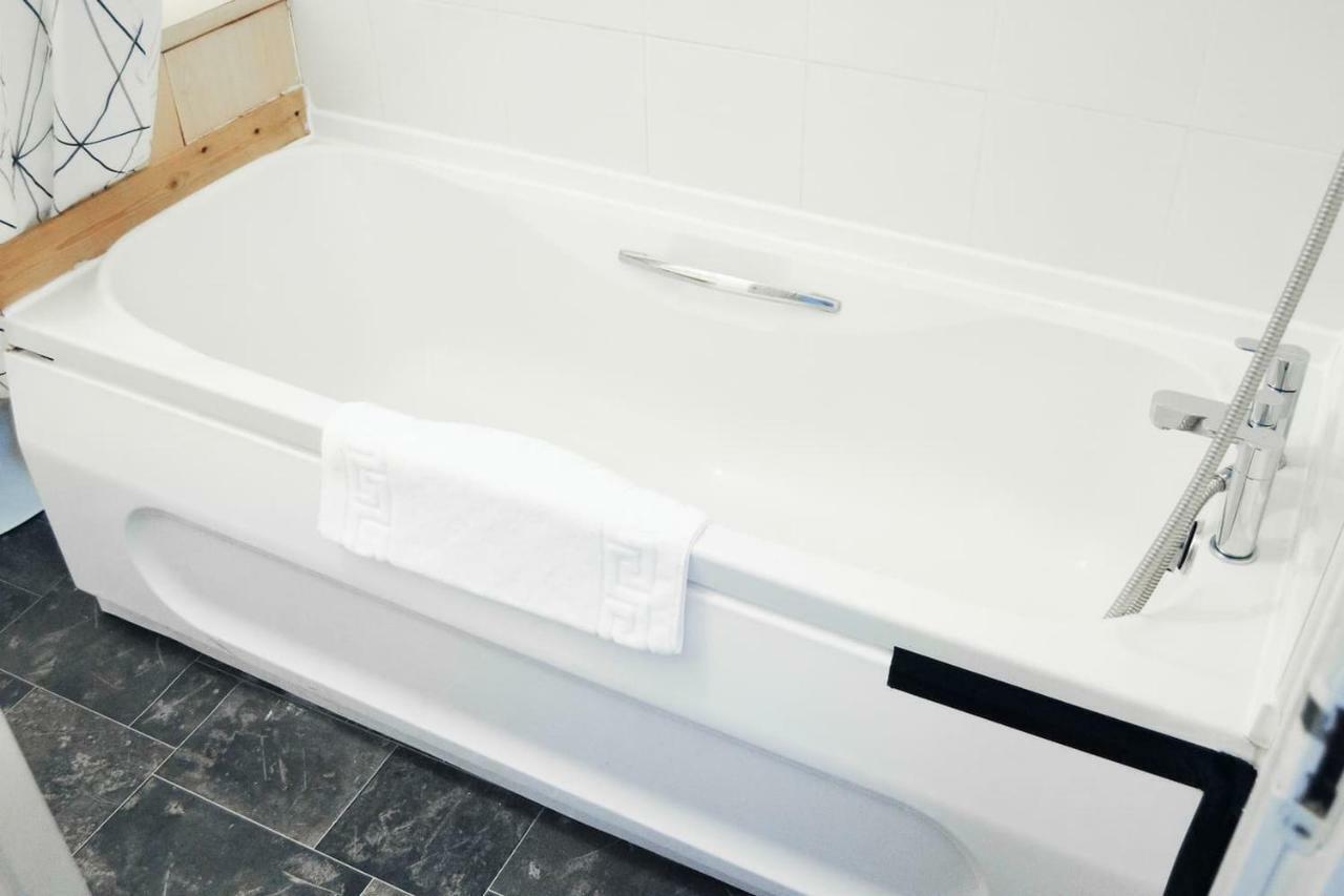 2 Bedroom Dennistoun Apartment With A Balcony * Glasgow