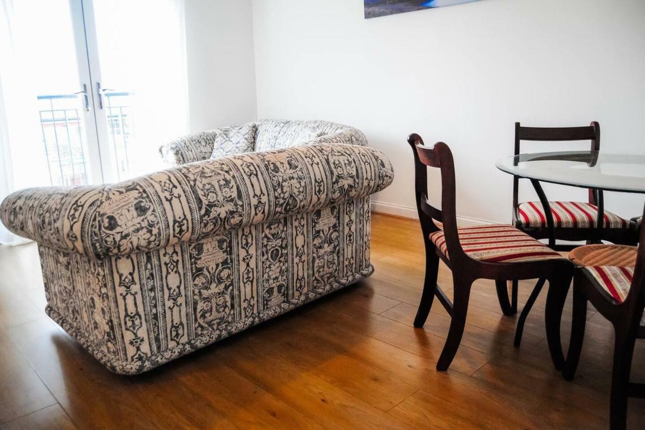 2 Bedroom Dennistoun Apartment With A Balcony *