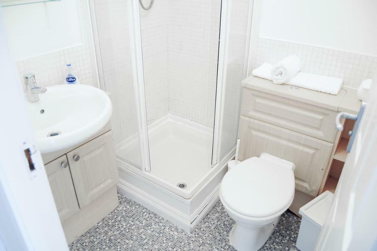 Apartment 2 Bedroom Dennistoun Apartment With A Balcony Glasgow