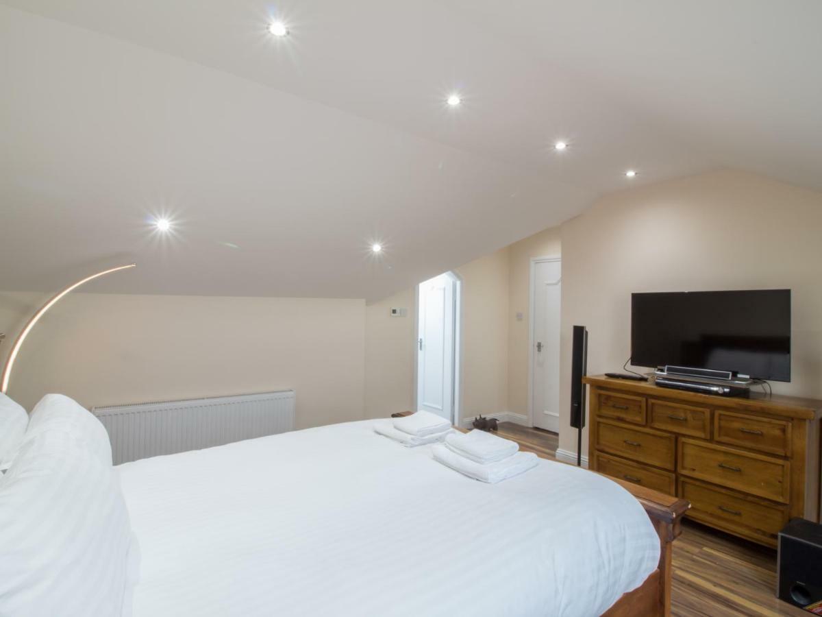 Luxury 2bd Penthouse Private Lift & Swimming Pool Apartment