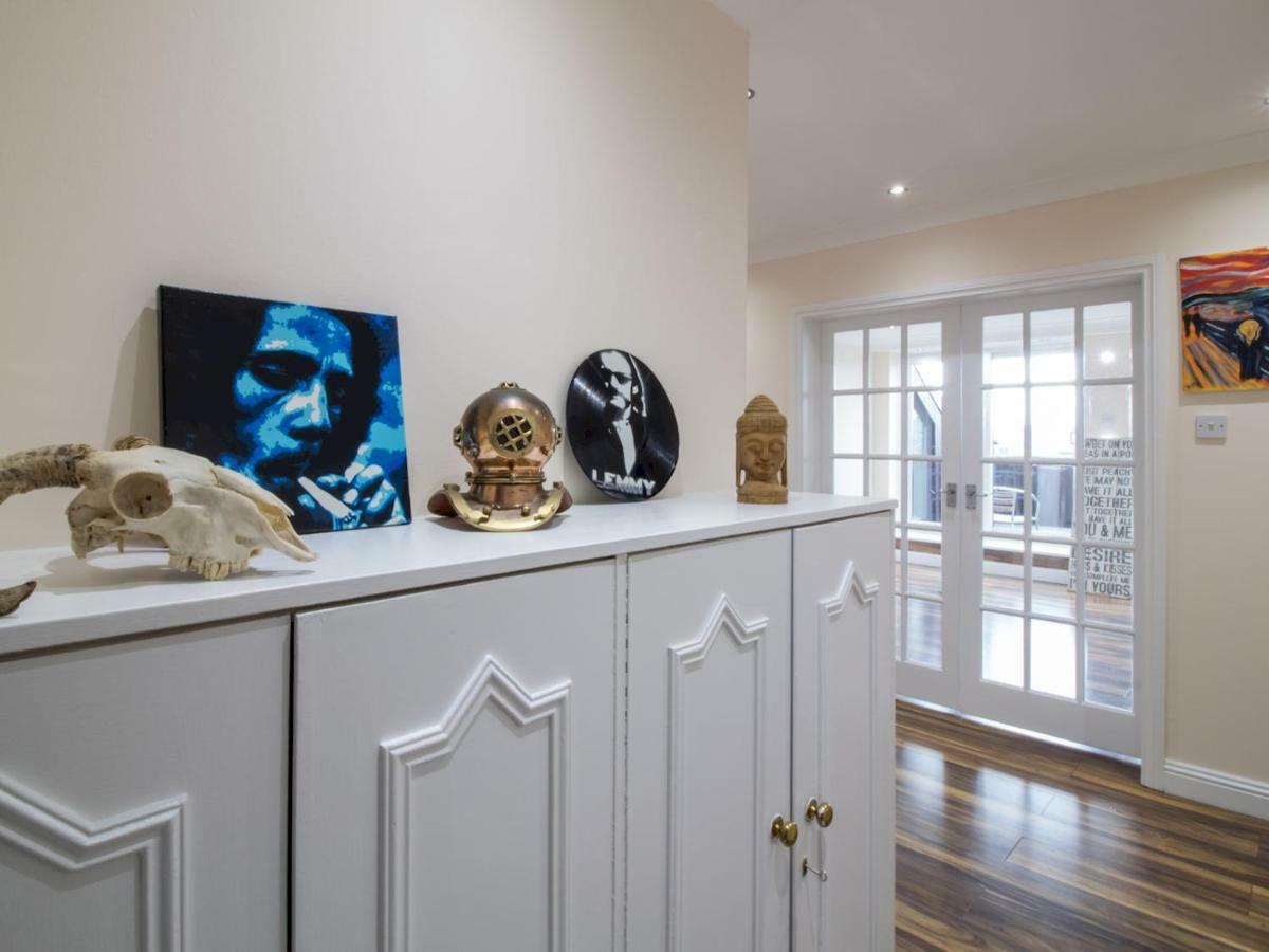 Luxury 2bd Penthouse Private Lift & Swimming Pool Apartment *
