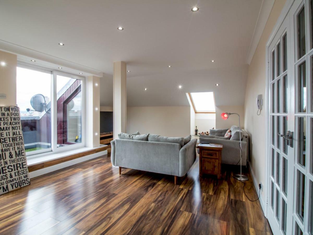 Apartment Luxury 2bd Penthouse Private Lift & Swimming Pool *