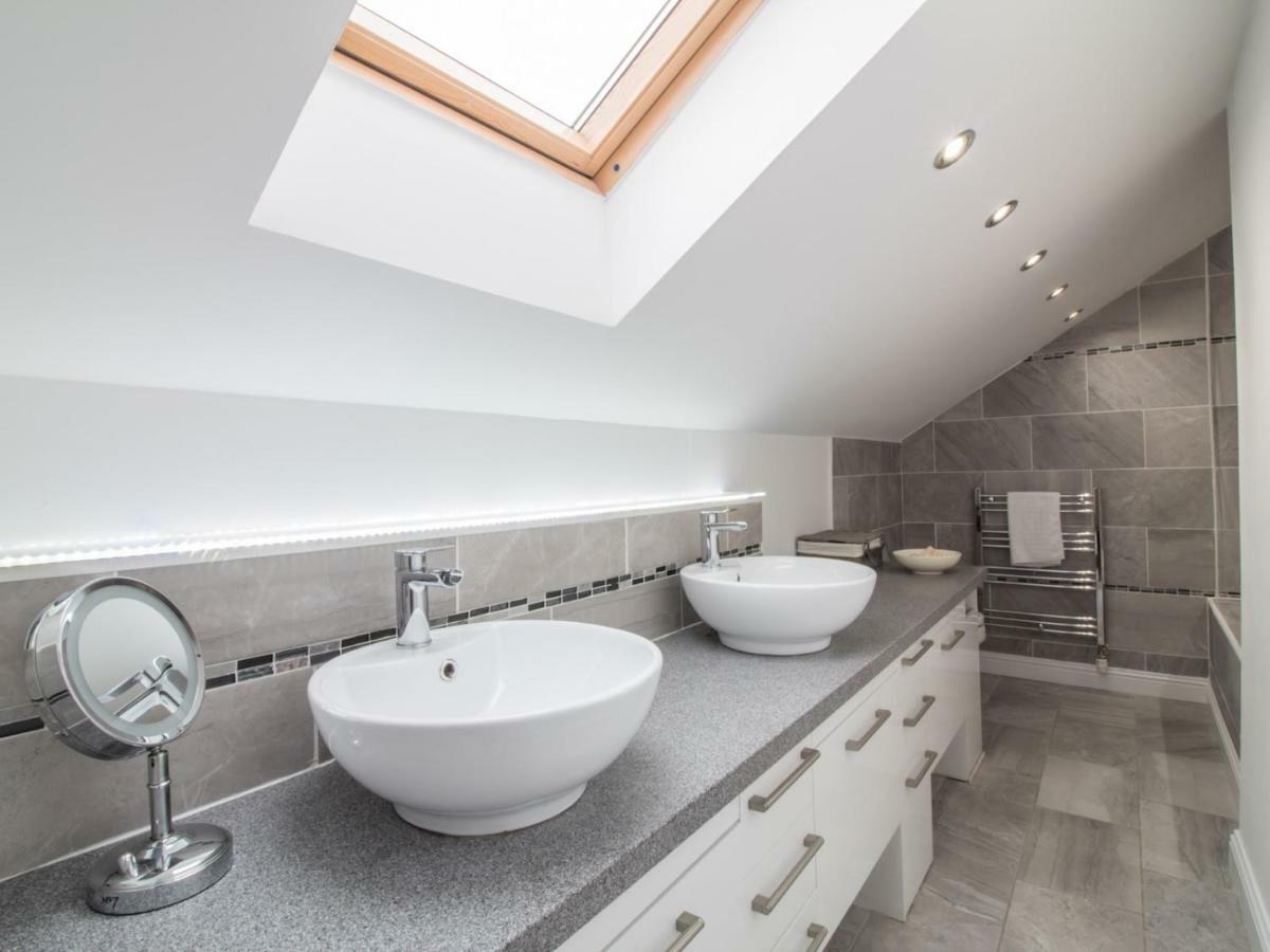 Luxury 2bd Penthouse Private Lift & Swimming Pool Apartment *