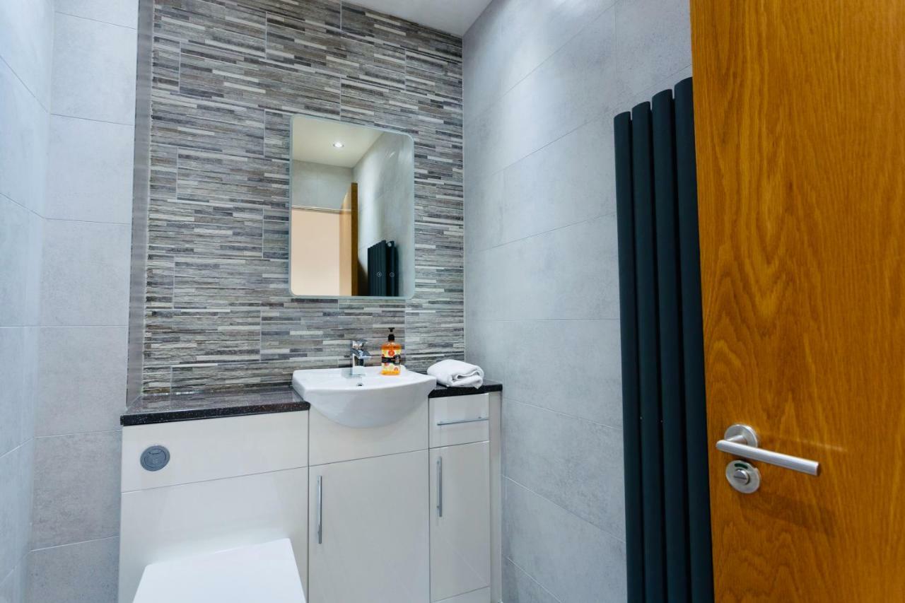 Centre With Free Secure Underground Parking Apartment Glasgow