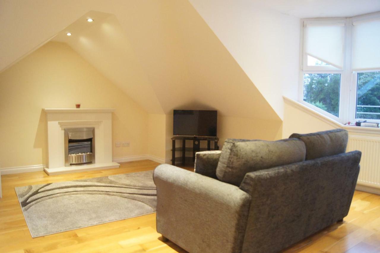 Modern, Cosy In Bearsden With Private Parking Apartment Glasgow