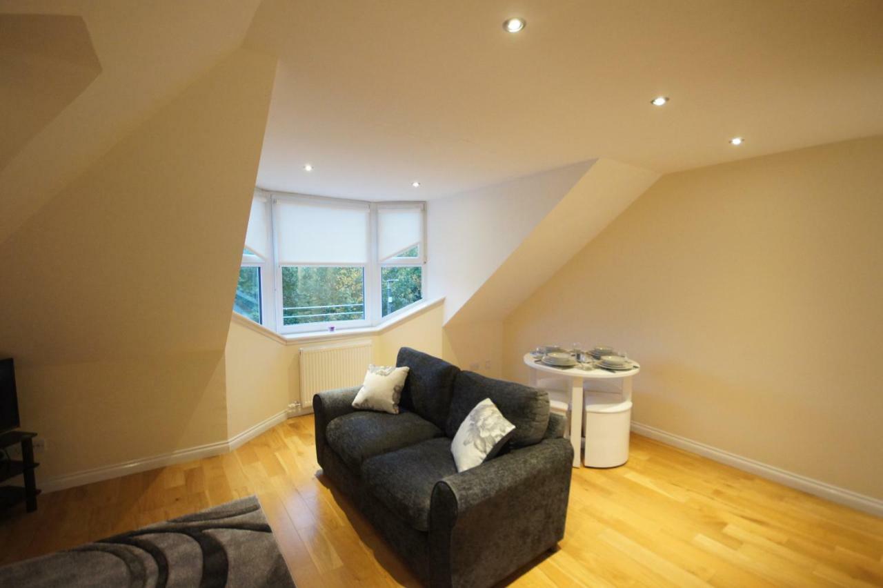 Modern, Cosy In Bearsden With Private Parking Apartment