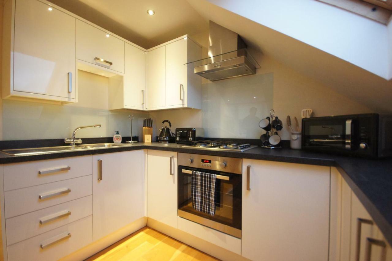 Modern, Cosy In Bearsden With Private Parking Apartment