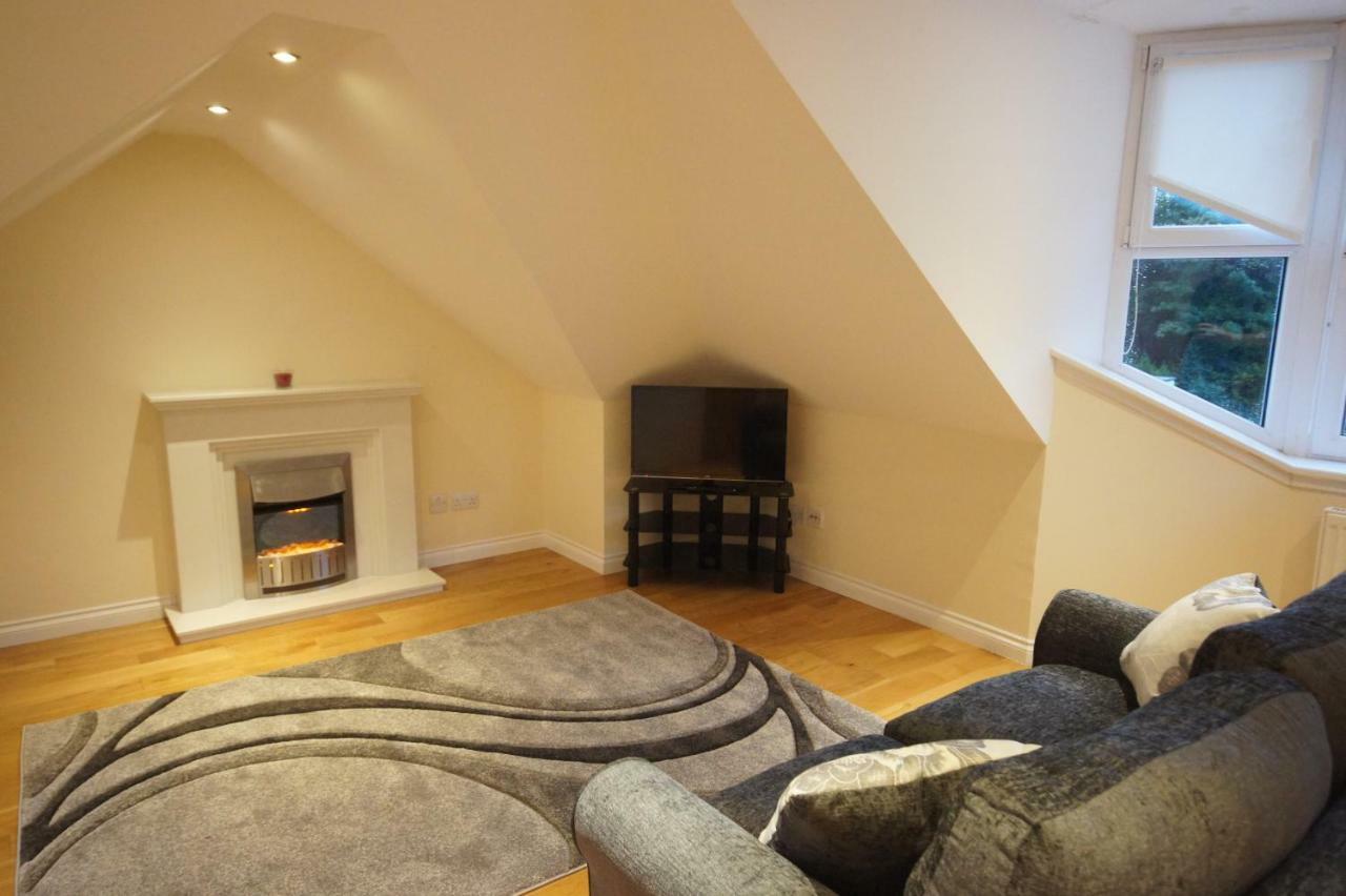 Modern, Cosy In Bearsden With Private Parking