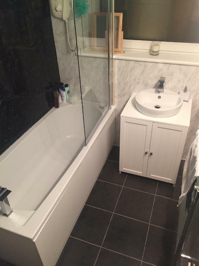 Apartment Beautiful 2 Bedroom With Balcony In Trendy West End - Ideal For Hydro, Uni, Ashton Lane & Centre *