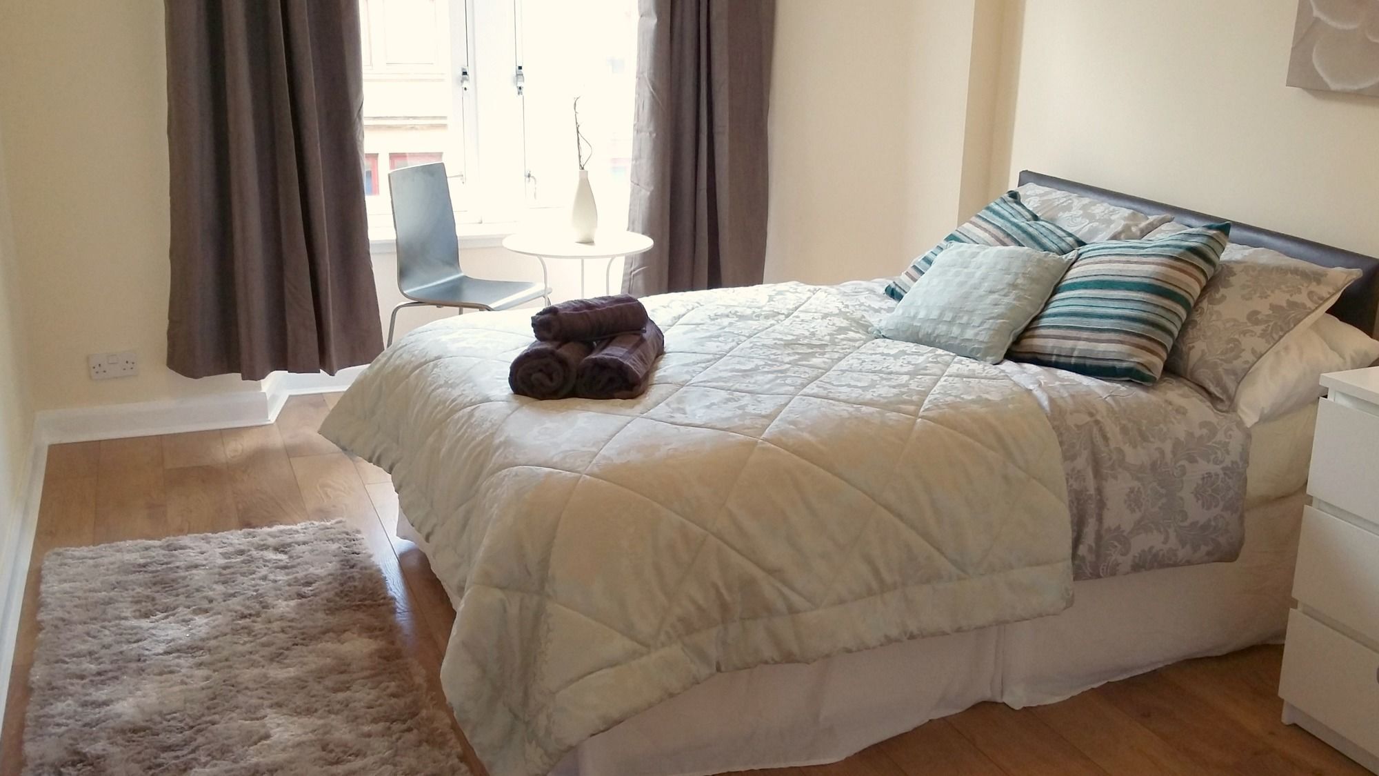 2 Bed In The West End *