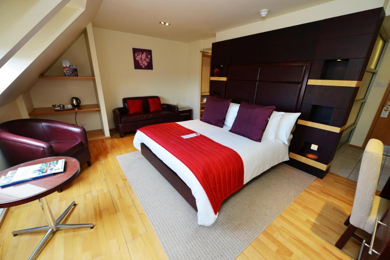Glynhill & Near Airport Hotel