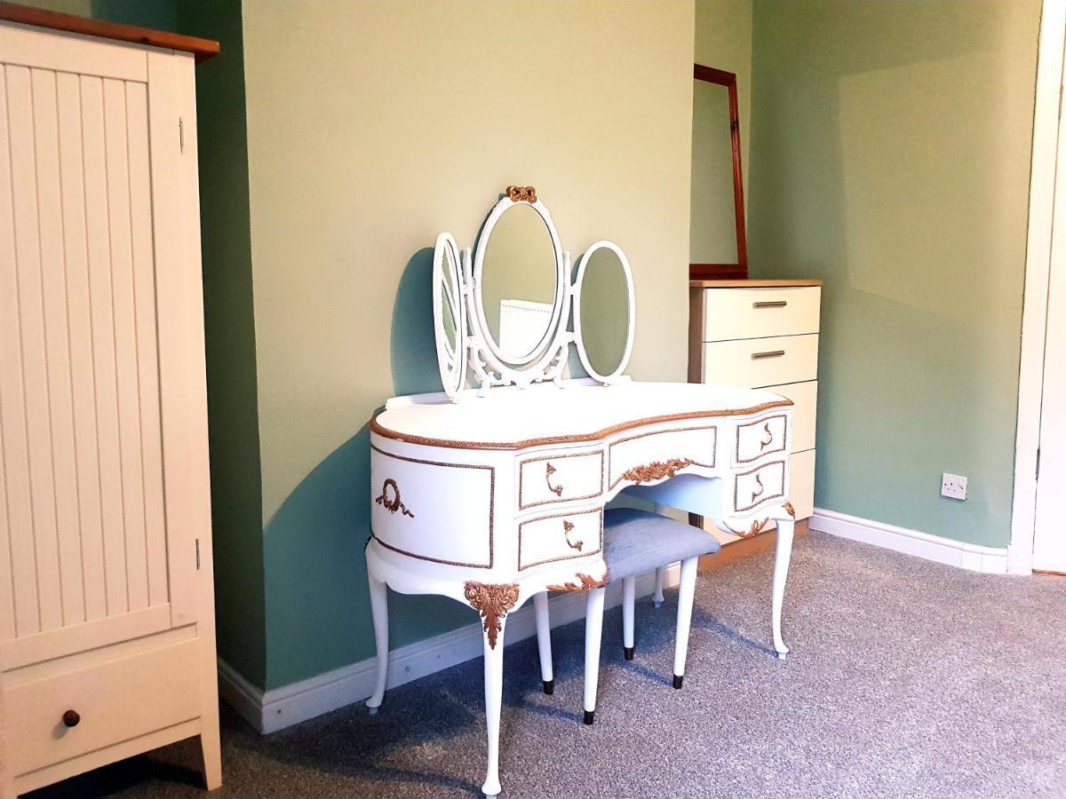 Three Bed In Apartment Glasgow