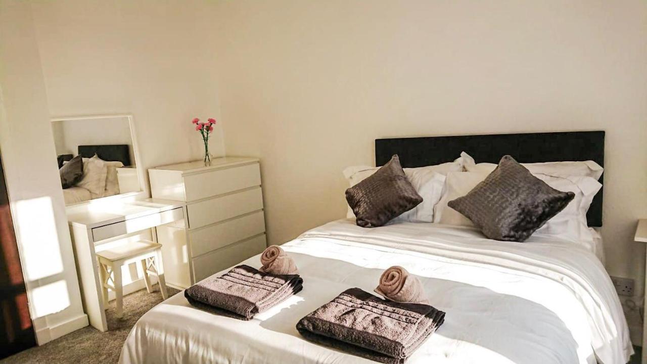 Carnock Road - Silverburn Shopping Centre Apartment *