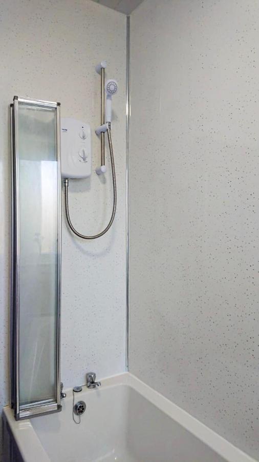 Carnock Road - Silverburn Shopping Centre Apartment *