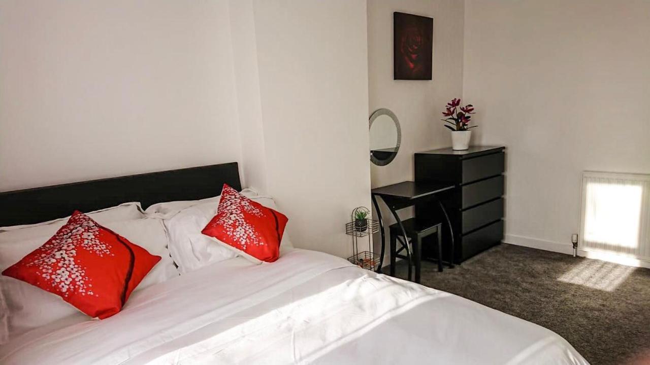 Carnock Road - Silverburn Shopping Centre Apartment *