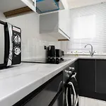 Cheerful 2 Bedroom Homely Apartment, Sleeps 4 Guest Comfy, 1X Double Bed, 2X Single Beds, Free Parking, Free Wifi, Suitable For Business, Leisure Guest, Contractors, Qe Hospital, Glasgow, Near Airport & City Centre