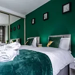 Cheerful 2 Bedroom Homely Apartment, Sleeps 4 Guest Comfy, 1X Double Bed, 2X Single Beds, Free Parking, Free Wifi, Suitable For Business, Leisure Guest, Contractors, Qe Hospital, Glasgow, Near Airport & City Centre