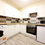 Gorgeous, Light & Airy Apartment In The Heart Of The West End, Close To Sec And Hydro