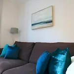 One Bed Holiday Home In Glasgow