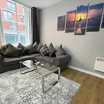 Exquisite 2Br Flat Near Central Train Station