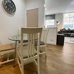 Exquisite 2Br Flat Near Central Train Station