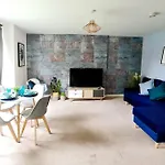 Stylish 2 Bedroom Apartment / Free Gated Parking