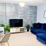 Stylish 2 Bedroom Apartment / Free Gated Parking