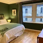 Stylish 2 Bed Accessible Flat Perfect Location